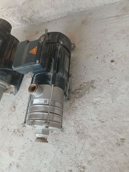 Suv nasosi baland binolarga suv yetkazib beruvchi