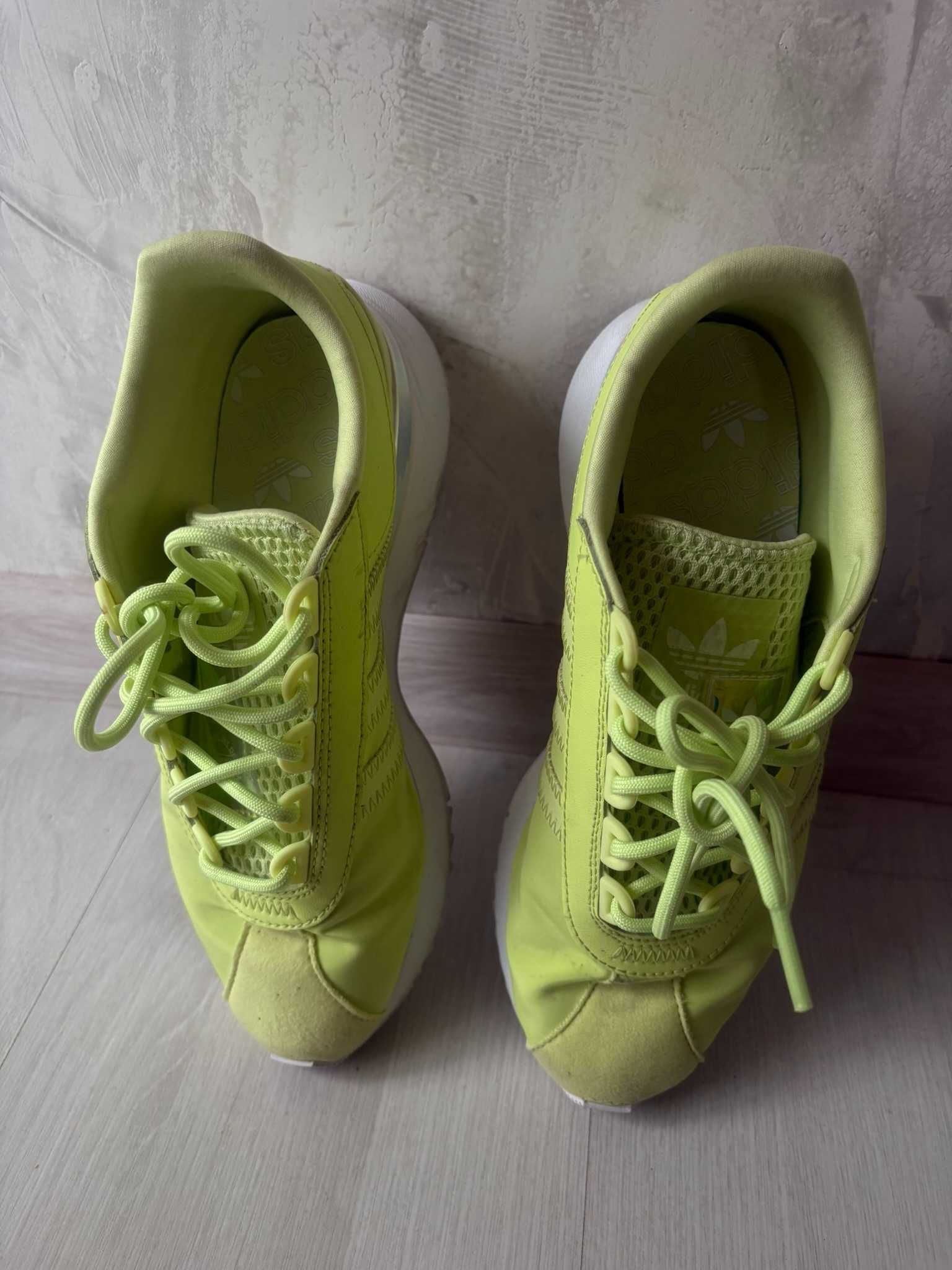 Дамски маратонки Adidas в неонов цвят