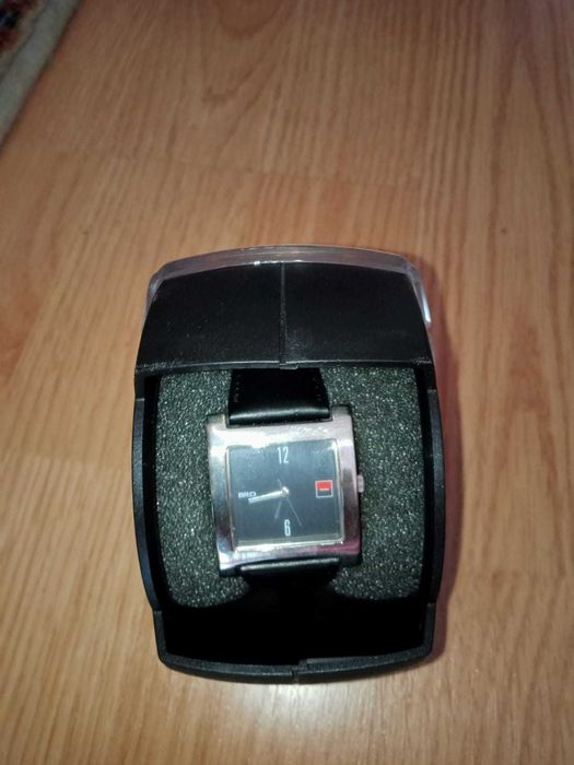 ceas de mana quarz cu sigla BRD bank