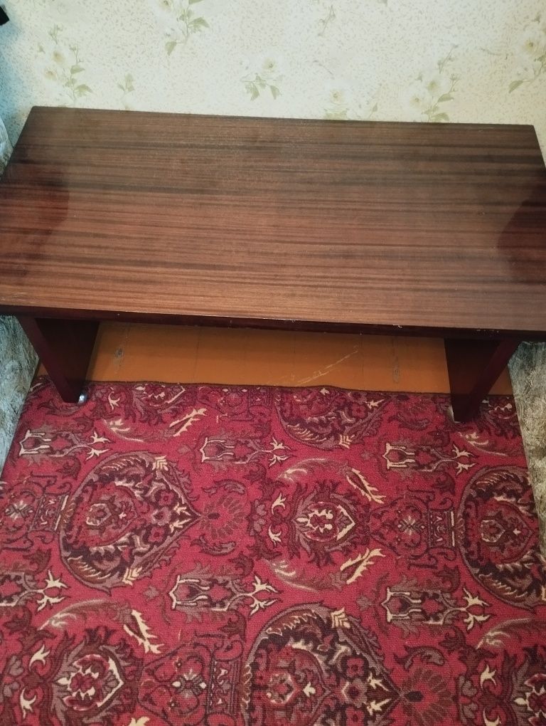Продам лакированный стол