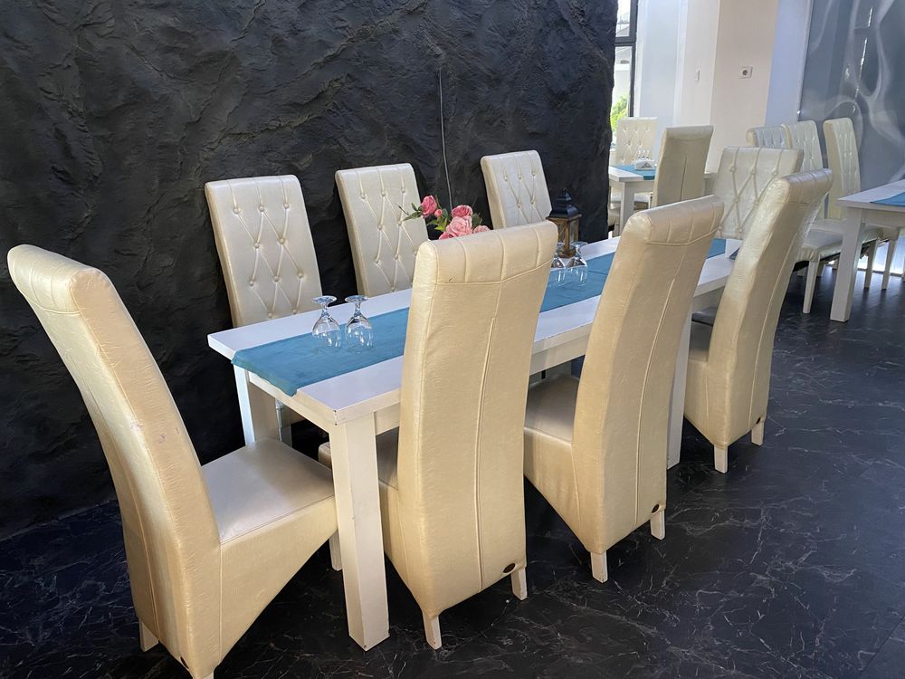 Vand 12 scaune scaun alb satinat si 5 mese living bucatarie