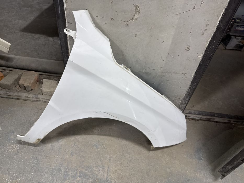 Продам правое крыло от лады Vesta. Есть митино.