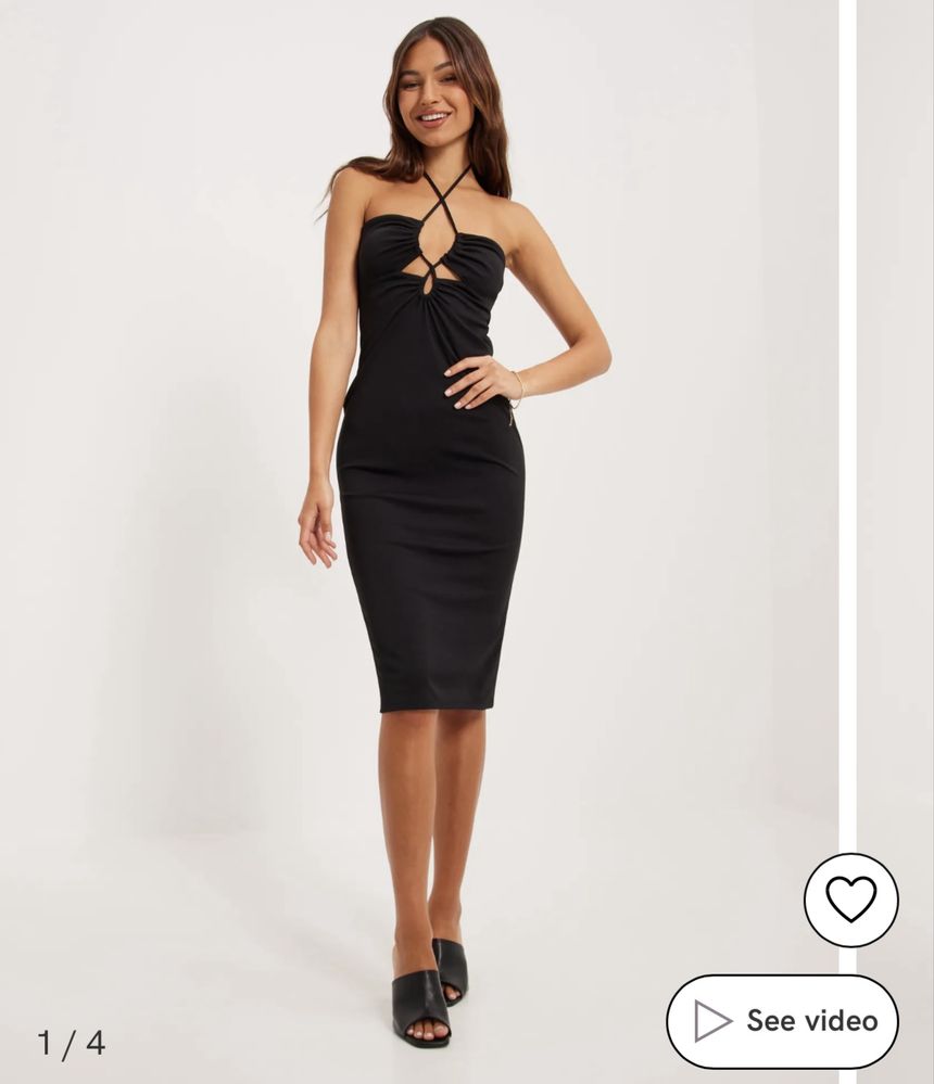 стилна черна рокля Bershka