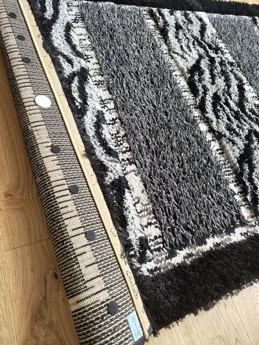 Covor negru cu fir de mătase – nuanțe alb și gri, stare excelentă