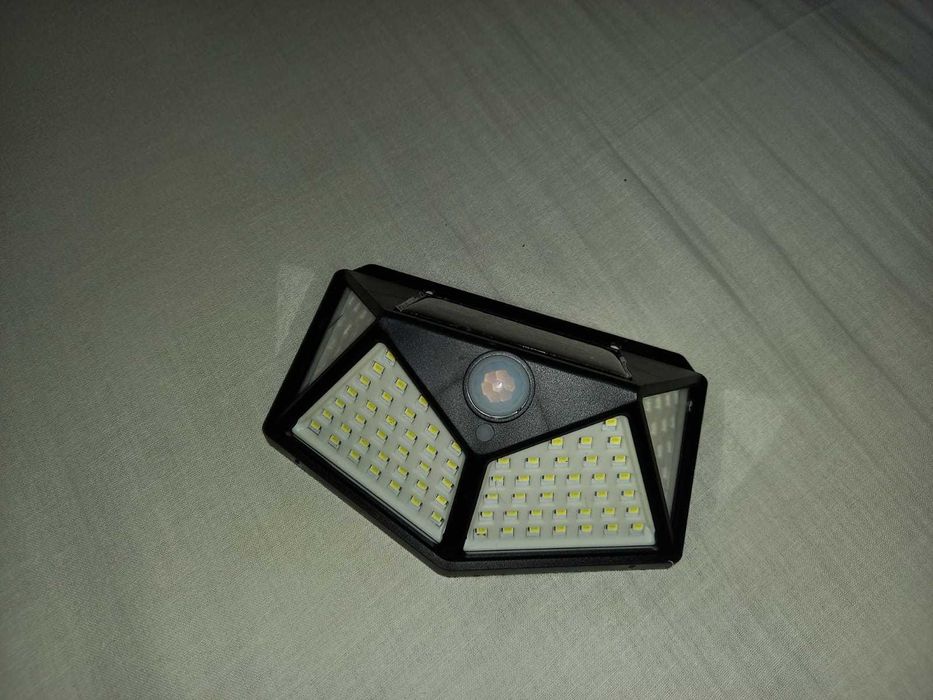 Lampa solara de curte cu senzor de miscare (100 LED SMD)