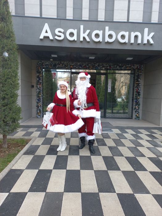 Дед Мороз  снегурочка и Санта клаус  с миссис клаусом