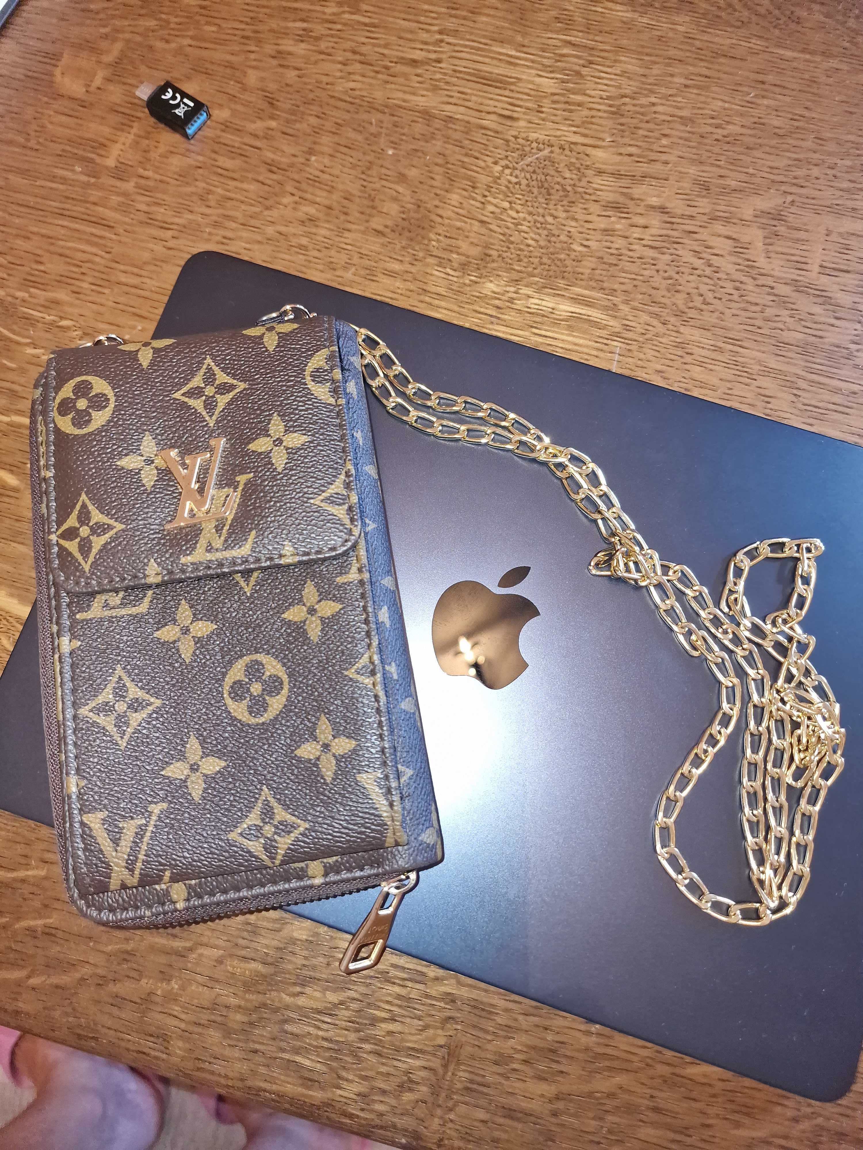 Продавам малка дамска чанта LV