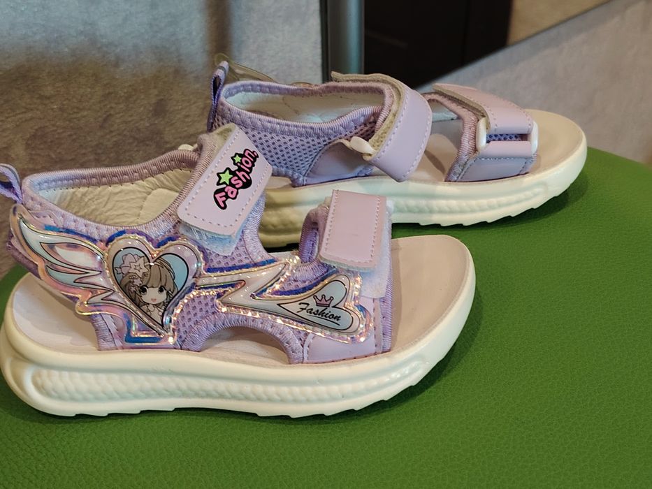 Продам сандали для девочки