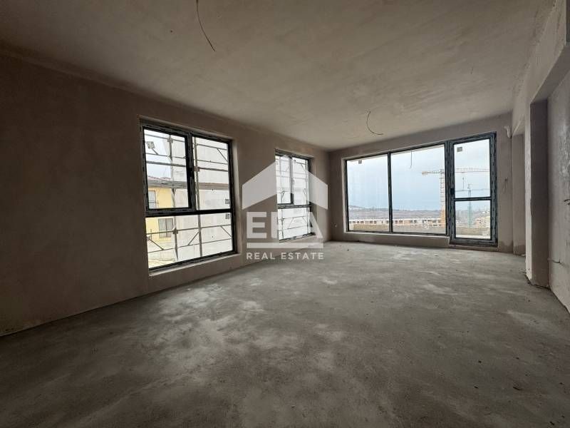 Тристаен, ексклузивен, източен апартамент за продажба, с голяма дневна