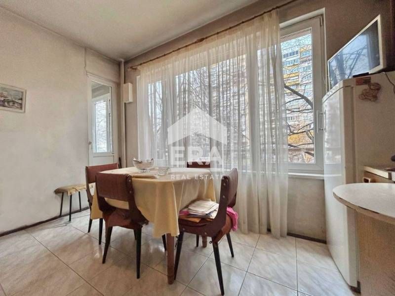 Продава се Двустаен апартамент в София, Красно село - 73 кв.м за 2451 €/кв.м - Снимка #2