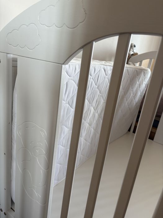 Дървена кошара - мече. Подаряват се матрак, протектори и спално бельо!