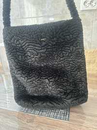 Черна плюшена чанта
