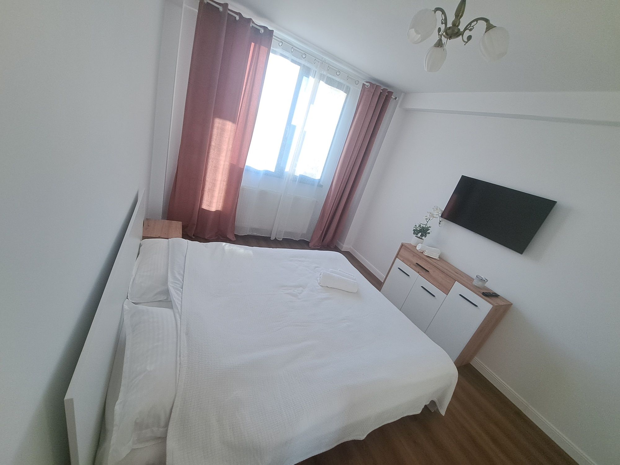 Închiriez apartament 3 camere