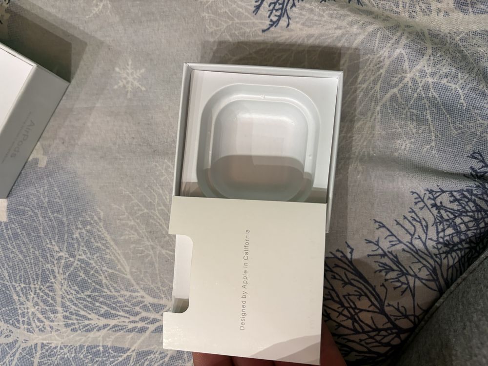 Apple AirPods 4.