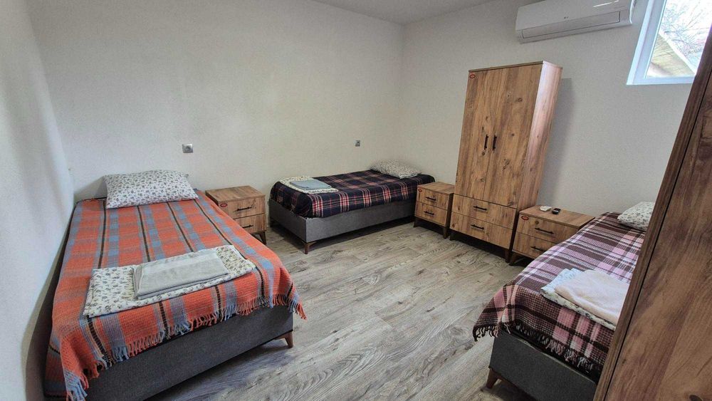 Стаи и легла за нощувки за работници и групи в с.Скравена