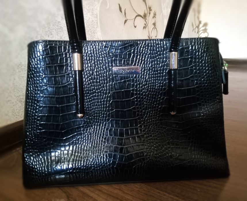 Сумка Tosoco черная с тиснением под крокодила