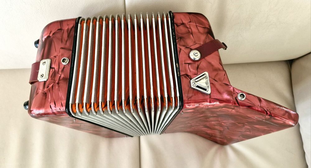 Acordeon Hohner cu 48 basi