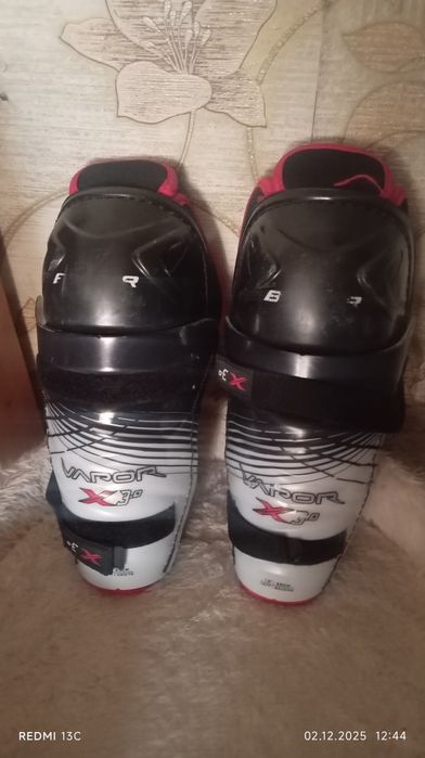 Продам хоккейные наколенники