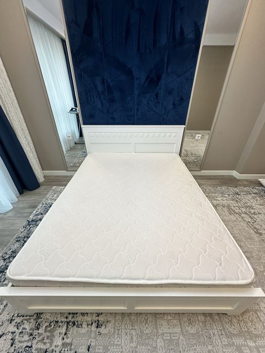 Кровать двуспальная с матрасом