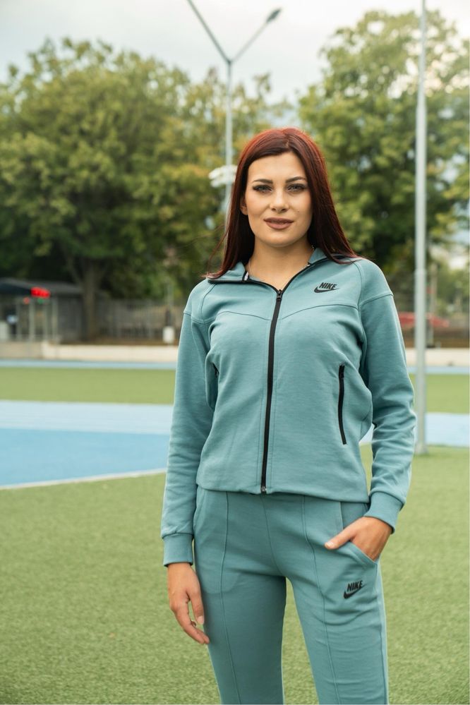 Дамски Nike Tech Fleece (различни цветове)