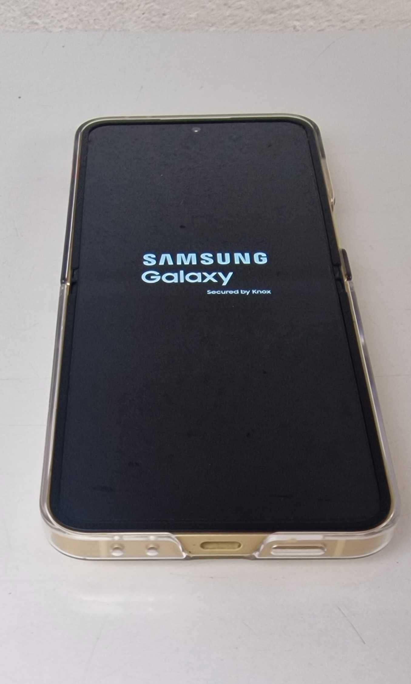 Samsung Galaxy Z Flip 6 12/256GB отличен