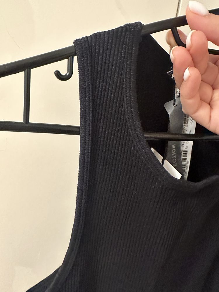 Къс топ от рипс на zara