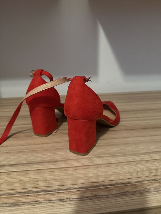 Pantofi rosii stiletto cu toc gros cu bareta