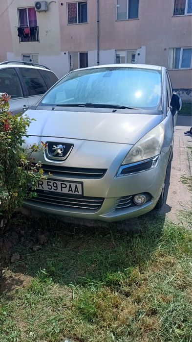 Masina Peugeot 5008