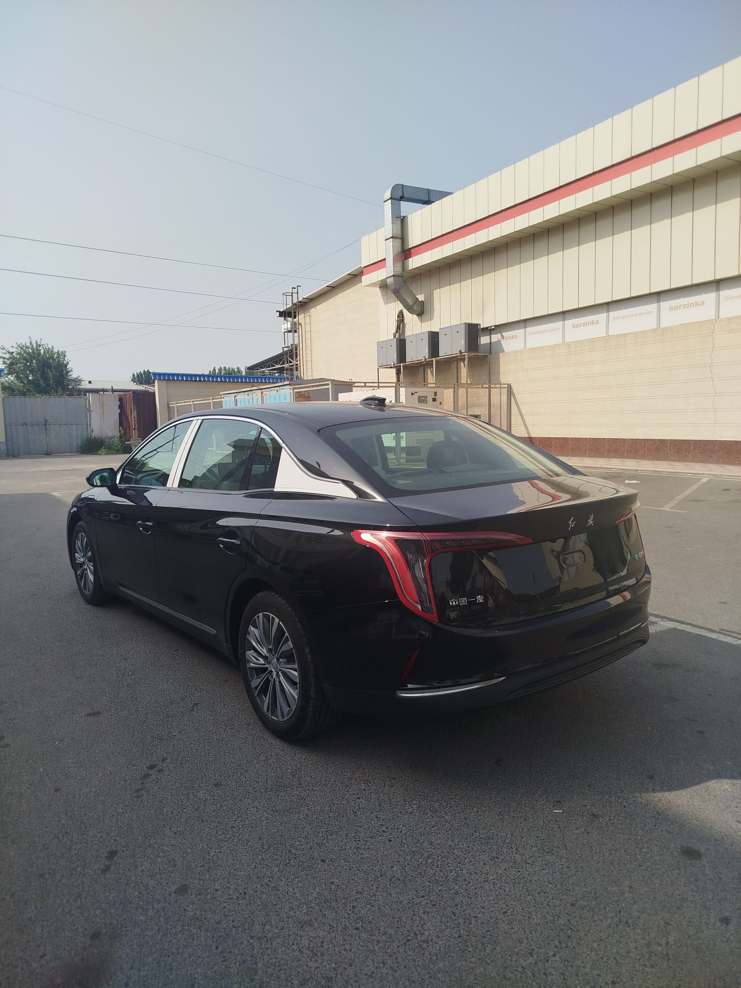 Hongqi sotiladii