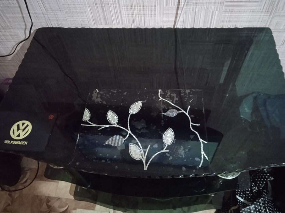 Продам хороший стеклянный столик! В хорошем состоянии !