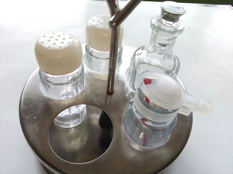 Два стари комплекта за подправки