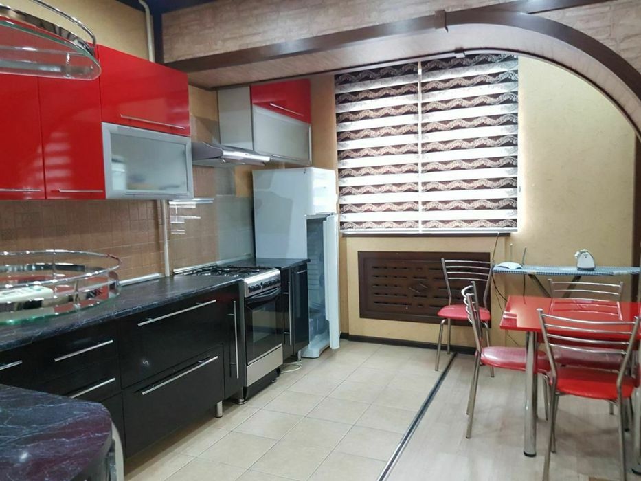 Аренда 1*2 комнатной квартиры ЦУМ ор-р 110-школа|поставлен новый диван