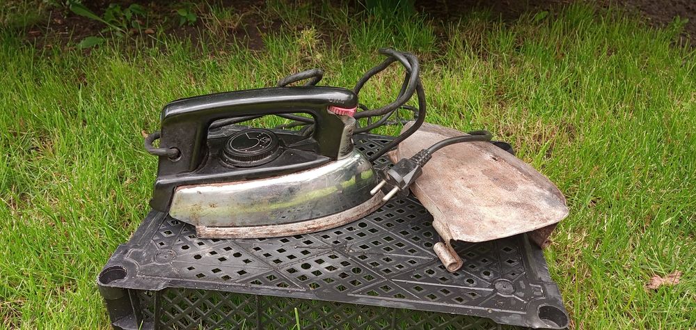 Ретро стенен часовник, телефон,ютия