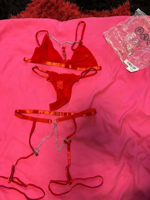 Set lenjerie intimă roșie – nou, complet, potrivit pentru craciun