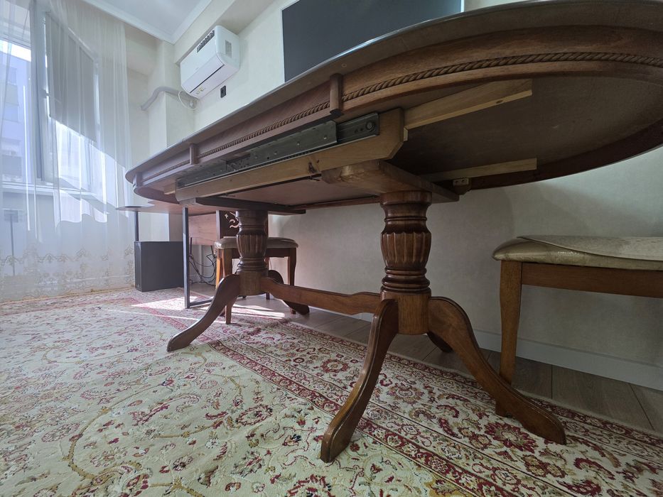 Стол со стульями