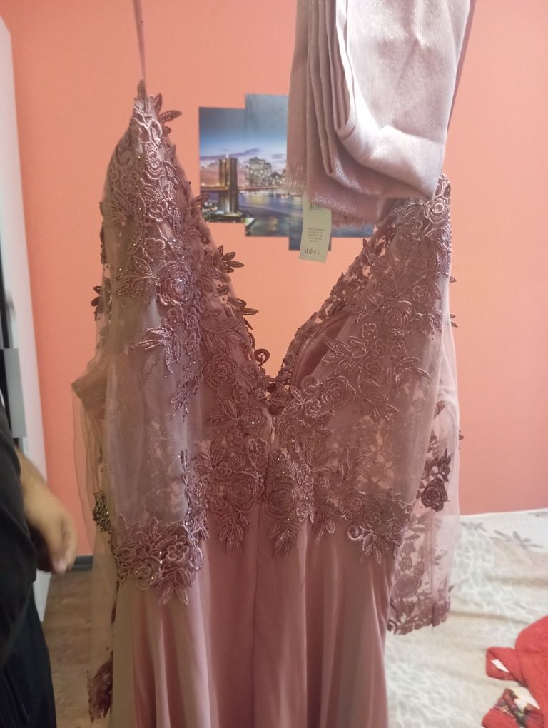 Чисто нова рокля L с етикет