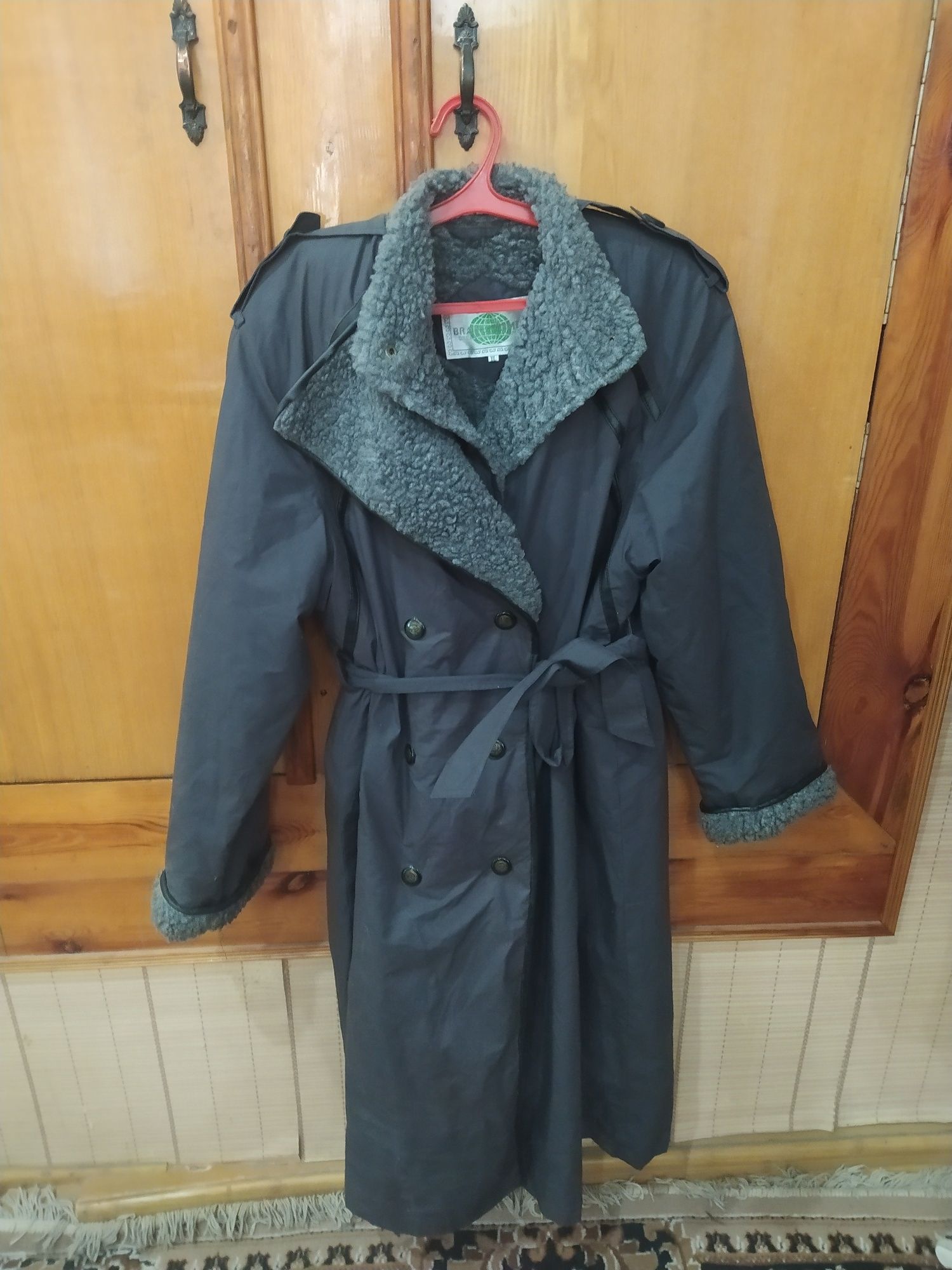 Зимнее пальто с утепленной подкладкой