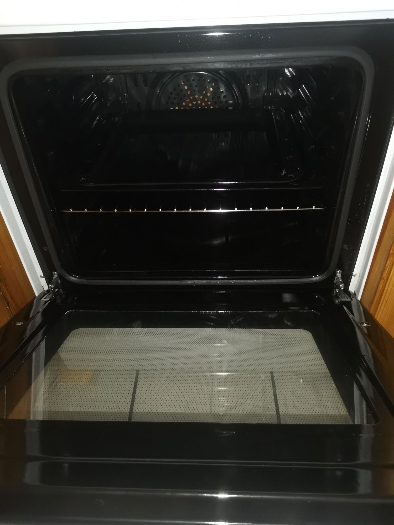 Готварска печка (ток/газ) Crown CR-6060V , 2 газ 2ток , Бяла