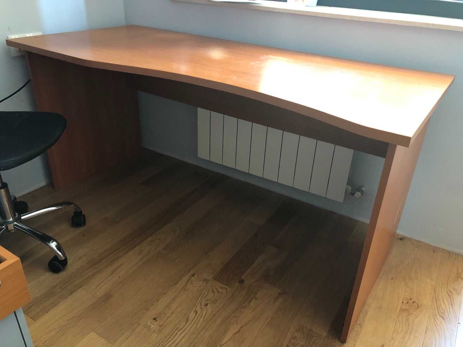 Удобно бюро и скрин
