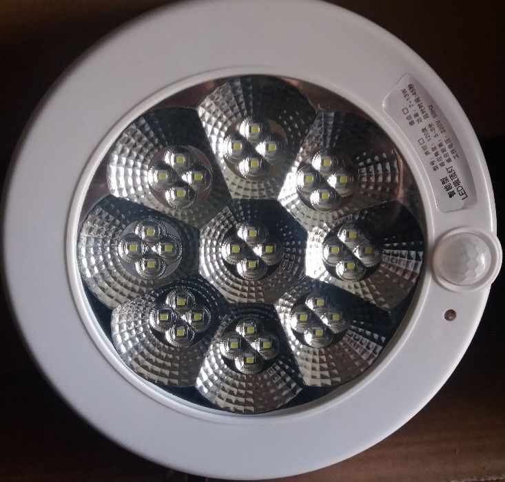 ЛЕД лампа с фотоклетка 36 диода, автоматична харчи 7W