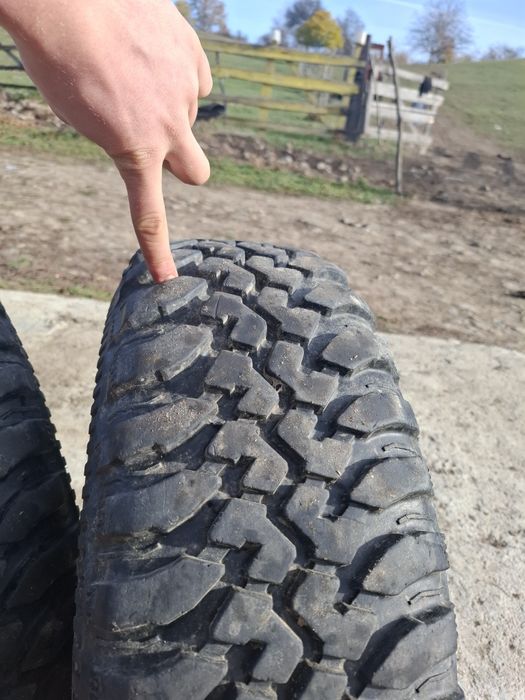 Vând anvelope Off road 205/70/R15