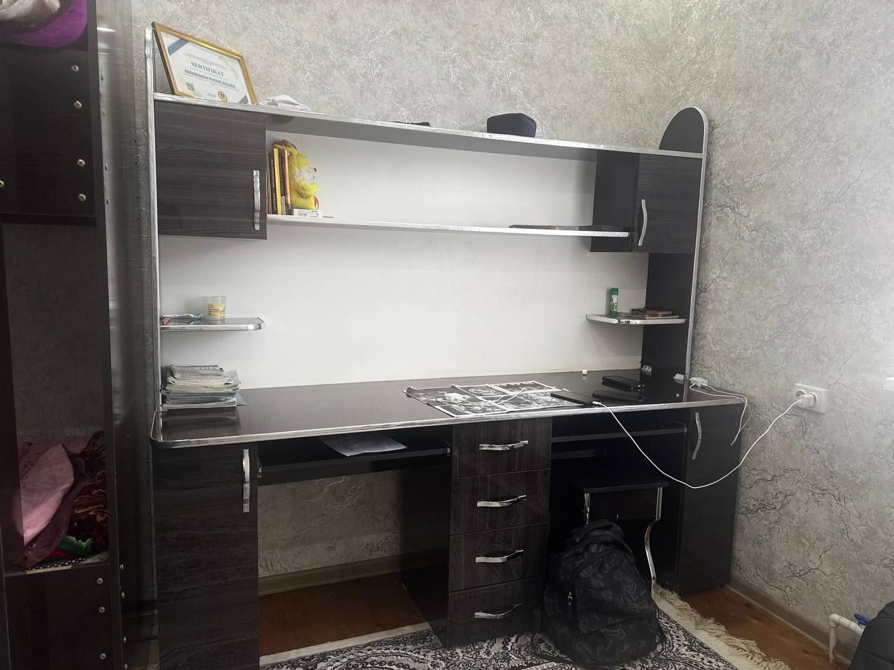 Katta divan, 2 etaj kravat, dars qilish uchun parta, va kiyim javoni