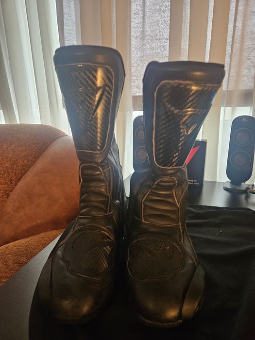 Dainese 44 Carbon fiber nu plastic vopsit