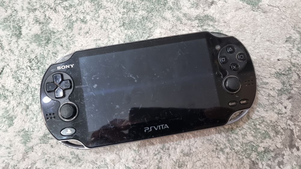 PS Vita oled + joc Fifa + card 8gb ,,arta ,finețe, colectie