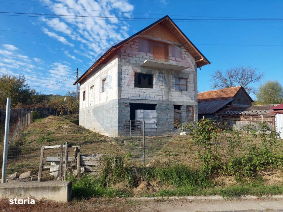 Casa la rosu de vanzare in Caiuti, Bacau
