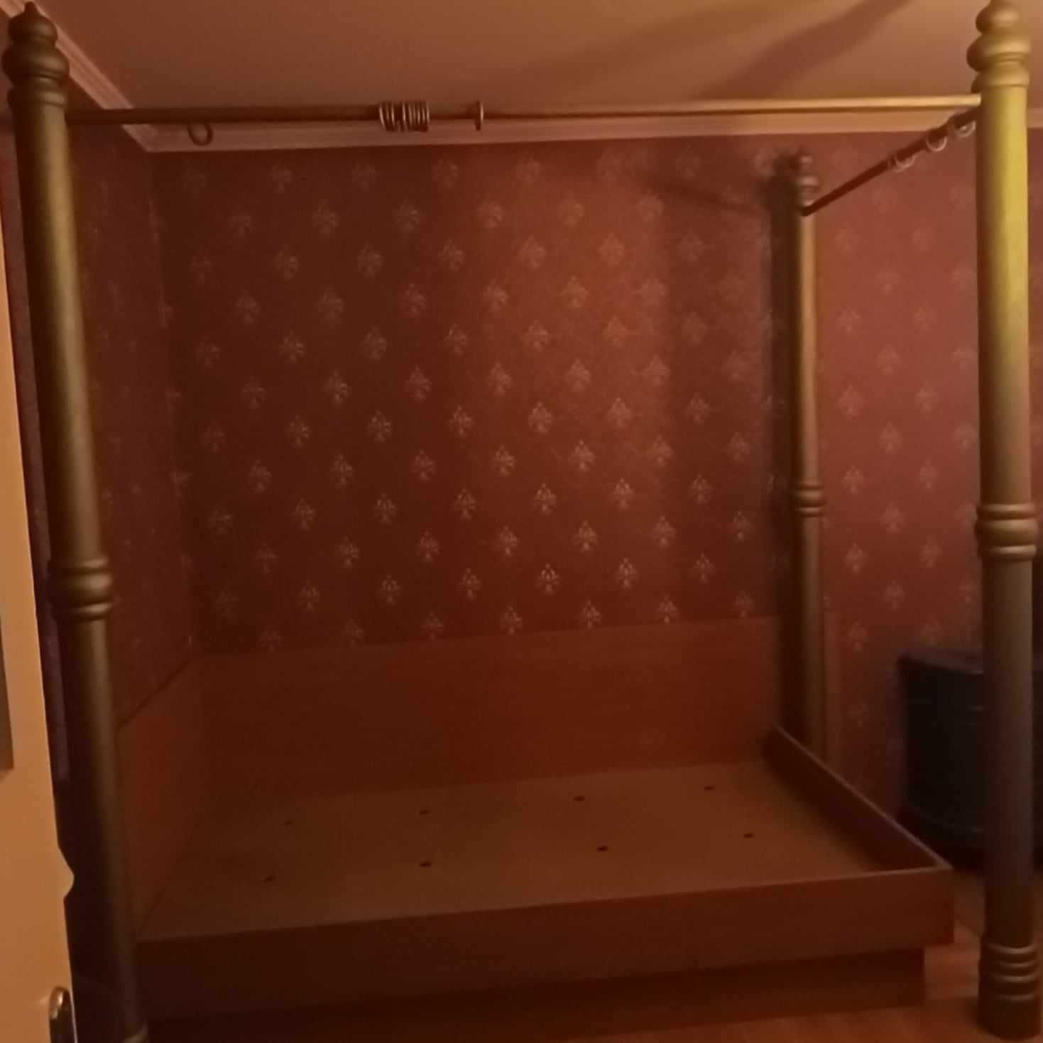 спалня с матрак и балдахин