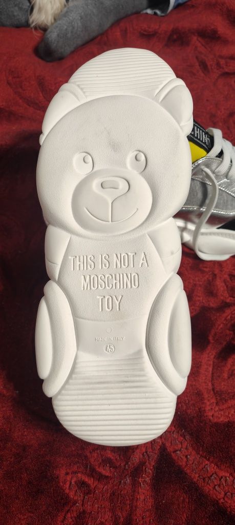 Vând adidasi Moschino noi