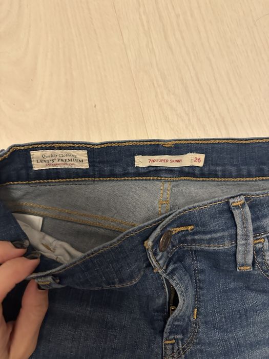 Levis marimea 26 si Tommy Hilfiger S
