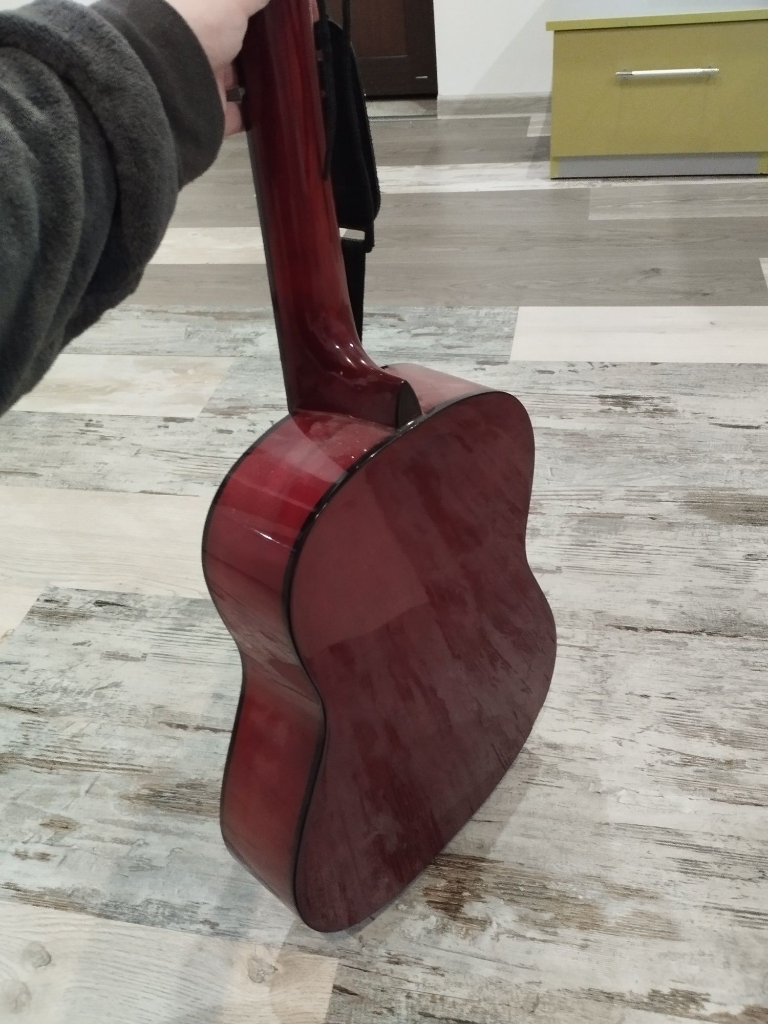 Продавам класическа китара