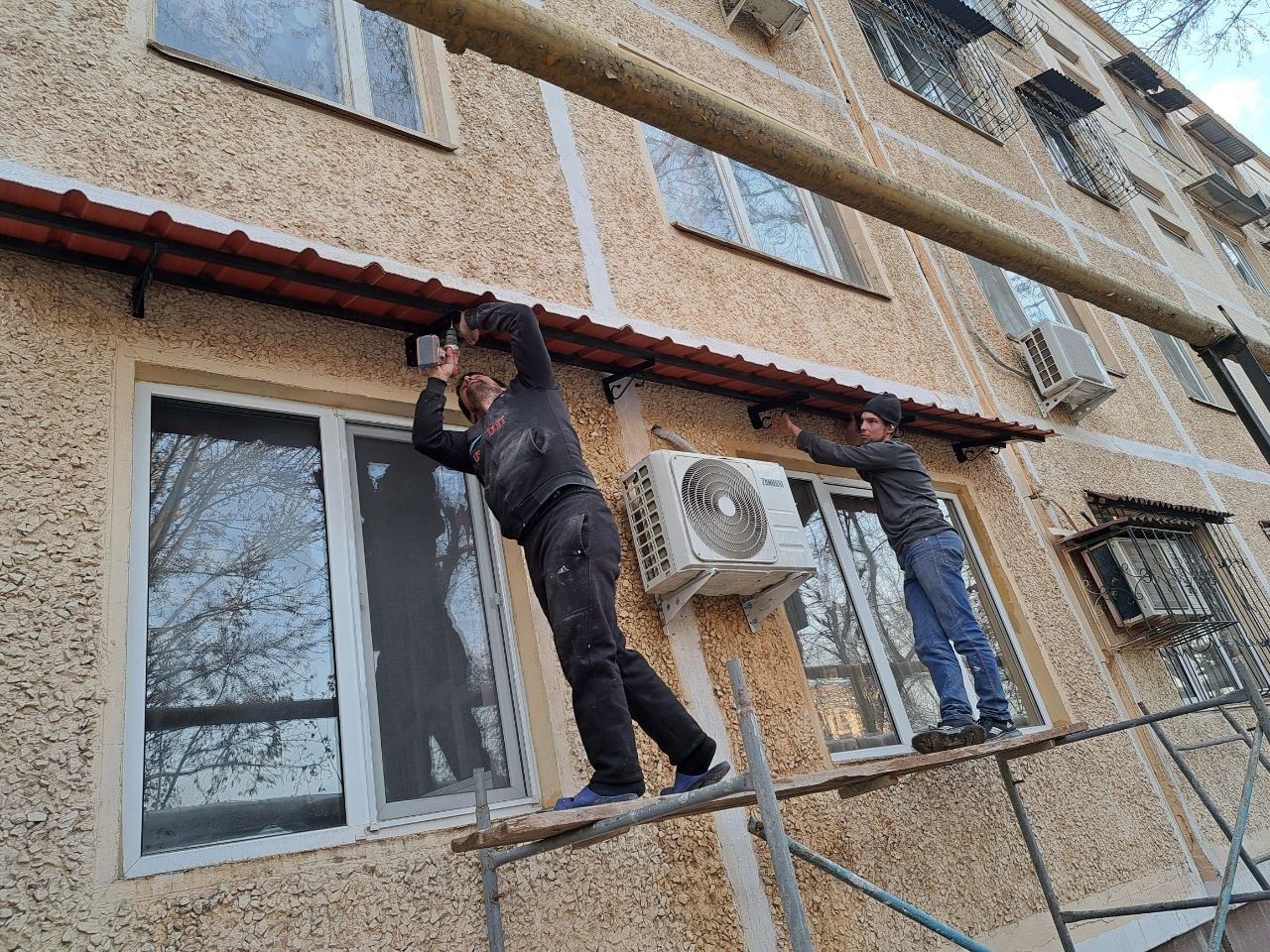 Установка козырьков над окнами